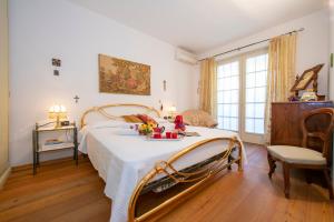 sypialnia z łóżkiem z białą narzutą w obiekcie Casa Emma with Pool - Happy Rentals w Sirmione