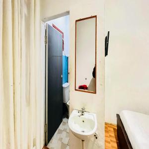 Koupelna v ubytování RedDoorz at Serdika Pavilion Berastagi + 16 fotografií