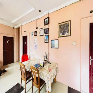 Posezení v ubytování RedDoorz at Serdika Pavilion Berastagi