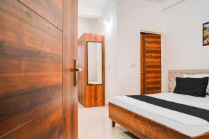 Ένα ή περισσότερα κρεβάτια σε δωμάτιο στο Super Hotel O Neelbad Guest House