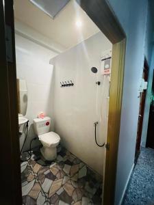 un piccolo bagno con wc e doccia di สบาย สบายโฮมสเตย์เบตง Sabai Sabai Homestay Betong a Betong