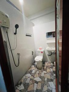 un piccolo bagno con wc e doccia di สบาย สบายโฮมสเตย์เบตง Sabai Sabai Homestay Betong a Betong Altre 4 foto
