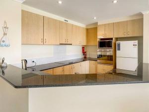 Cucina o angolo cottura di Unit 19 - Avoca Palms Resort