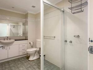 un bagno con wc, lavandino e doccia di Unit 19 - Avoca Palms Resort ad Avoca Beach