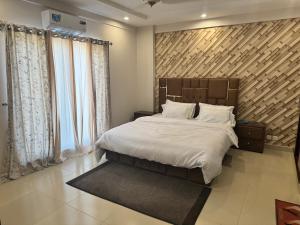 Postel nebo postele na pokoji v ubytování Luxury 1BDR Cube Apartment