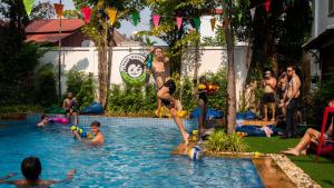 Piscina di Mad Monkey Hostel Siem Reap o nelle vicinanze