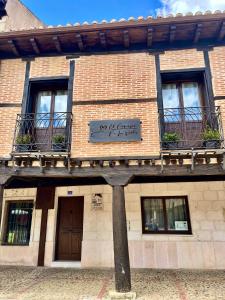 ein Gebäude mit einem Schild an der Seite in der Unterkunft El Corazón de la Villa in Saldaña