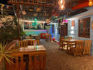 Restaurace v ubytování TATHASTU Bir -Homestay ,DORM,HOSTEL