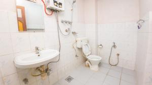 un bagno con lavandino e WC di Durbar Guest House a Patan