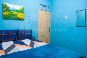 Postel nebo postele na pokoji v ubytování Anane Malioboro Homestay RedPartner