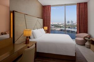Giường trong phòng chung tại Hilton Dubai Creek Hotel & Residences +108 ảnh