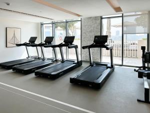 Das Fitnesscenter und/oder die Fitnesseinrichtungen in der Unterkunft Atlantis View 1BR with Beachfront Access and Balcony