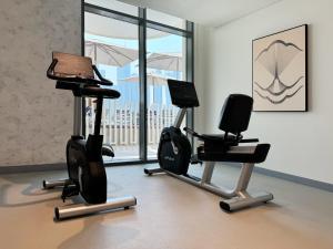 Das Fitnesscenter und/oder die Fitnesseinrichtungen in der Unterkunft Atlantis View 1BR with Beachfront Access and Balcony