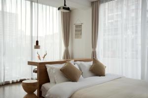 Katil atau katil-katil dalam bilik di Guizhou Kaili Leli Designer Hotel
