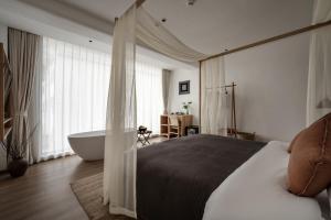 Katil atau katil-katil dalam bilik di Guizhou Kaili Leli Designer Hotel