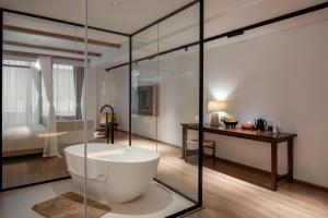 Bilik mandi di Guizhou Kaili Leli Designer Hotel