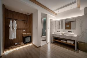 Bilik mandi di Guizhou Kaili Leli Designer Hotel
