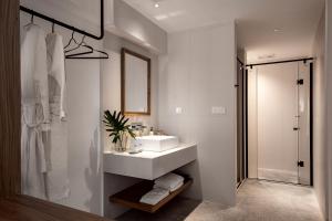 Bilik mandi di Guizhou Kaili Leli Designer Hotel