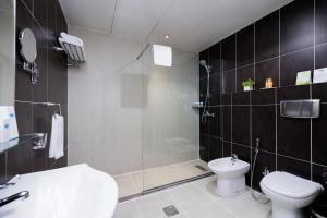 Bilik mandi di The Royal Riviera Hotel Doha