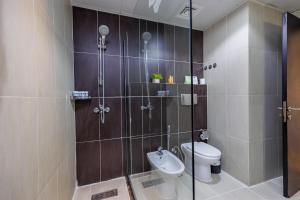 Bilik mandi di The Royal Riviera Hotel Doha