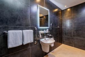 Bilik mandi di The Royal Riviera Hotel Doha