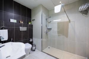 Bilik mandi di The Royal Riviera Hotel Doha