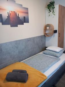 ein Schlafzimmer mit zwei Betten und einem Gemälde an der Wand in der Unterkunft Sunshine Resort Apartment in Hajdúszoboszló