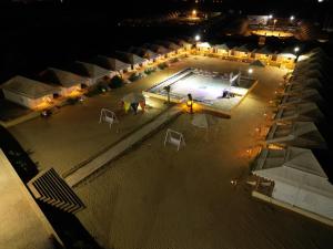 Bazén v ubytování Desert Fort Resort nebo v jeho okolí