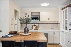 Kuchyň nebo kuchyňský kout v ubytování Spacious 3-Level Townhouse with Pool in Northbridge