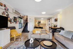 Posezení v ubytování Spacious 3-Level Townhouse with Pool in Northbridge