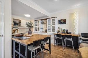 Kuchyň nebo kuchyňský kout v ubytování Spacious 3-Level Townhouse with Pool in Northbridge