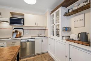 Kuchyň nebo kuchyňský kout v ubytování Spacious 3-Level Townhouse with Pool in Northbridge