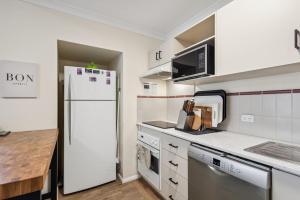 Kuchyň nebo kuchyňský kout v ubytování Spacious 3-Level Townhouse with Pool in Northbridge