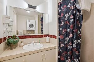 Koupelna v ubytování Spacious 3-Level Townhouse with Pool in Northbridge