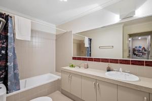 Koupelna v ubytování Spacious 3-Level Townhouse with Pool in Northbridge