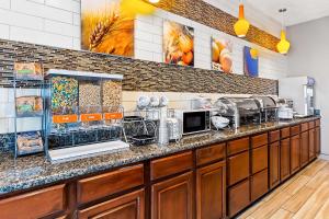ビンセンズにあるComfort Suites Vincennesの多くの家電製品を備えたカウンターのあるキッチン