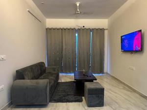 RājpurThe GreyDen的带沙发和电视的客厅 更多6张照片