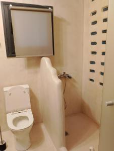 Ένα μπάνιο στο Handmade semi basement