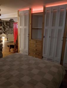 Ένα ή περισσότερα κρεβάτια σε δωμάτιο στο Handmade semi basement