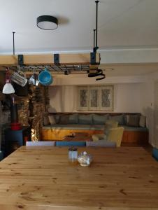 Χώρος καθιστικού στο Handmade semi basement +4 φωτογραφίες