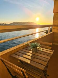 ławka na boku łodzi z rośliną w obiekcie Bonito triplex con increíbles vistas w mieście Benidorm