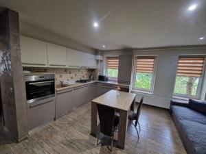 a kitchen with a table and a couch in a room at Apartament 2 camere in Bacău