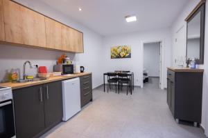 Η κουζίνα ή μικρή κουζίνα στο Ortak Apartments +38 φωτογραφίες