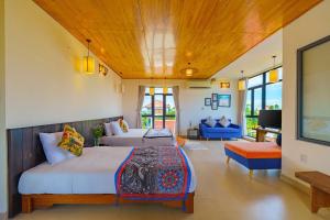 Un dormitorio con dos camas y una sala de estar. en May Hoian Pool Villa, en Tân Thành (1) 51 fotos más