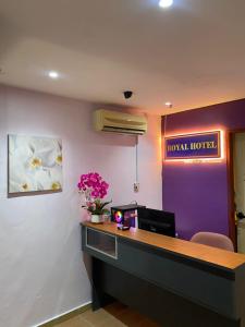 Khu vực sảnh/lễ tân tại Royal Hotel by MRVJ Business