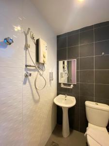 Phòng tắm tại Royal Hotel by MRVJ Business