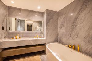 Kopalnica v nastanitvi FIVE Palm Upgraded 4 Bedrooms with Private Pool