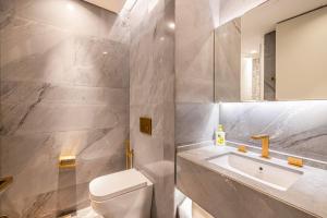 Kopalnica v nastanitvi FIVE Palm Upgraded 4 Bedrooms with Private Pool