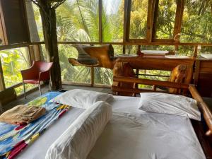 Postel nebo postele na pokoji v ubytování Karang Aji Beach Villa + 37 fotografií