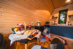 Jídlo v hostelu nebo okolí
